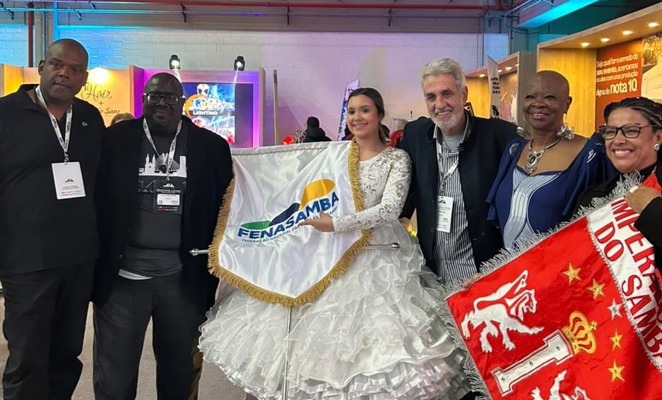 EM CERIMÔNIA DE BATIZADO, FENASAMBA ENTREGA ESTANDARTE A GAÚCHA MARIA EDUARDA