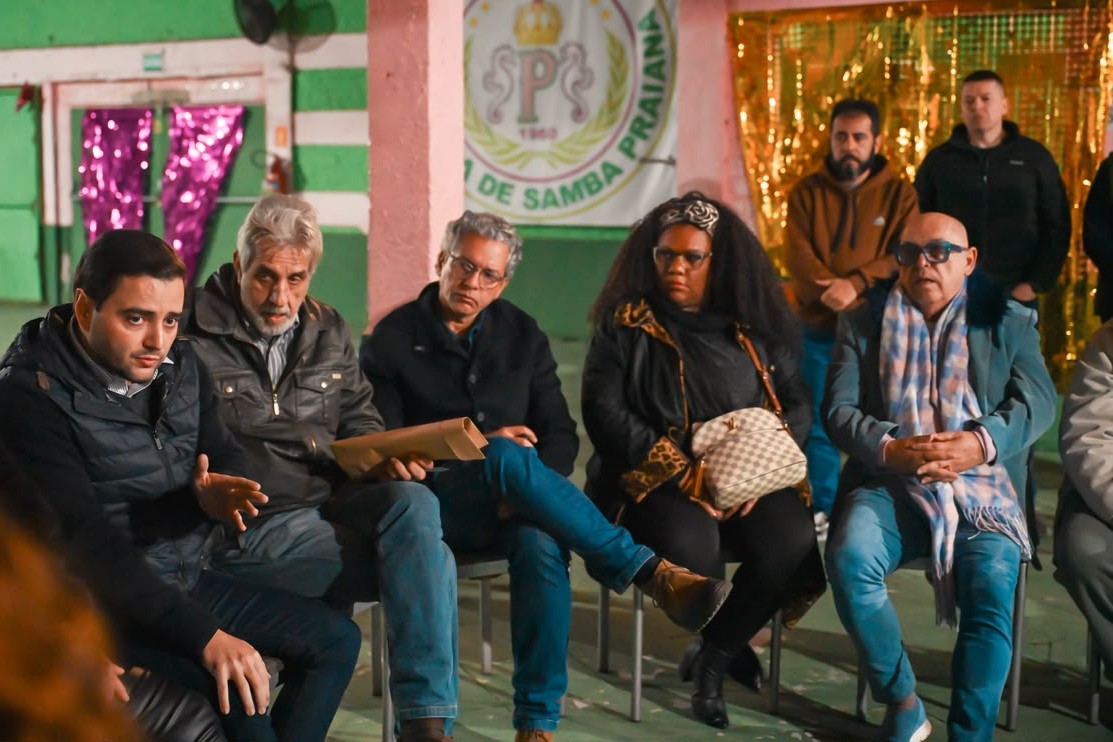 CANDIDATO GABRIEL RECEBE  DOCUMENTO COM DIRETRIZES PARA MELHORAR O CARNAVAL